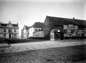 Pohled do sousední ulice na sokolovnu v roce 1926. KB ještě nestojí.